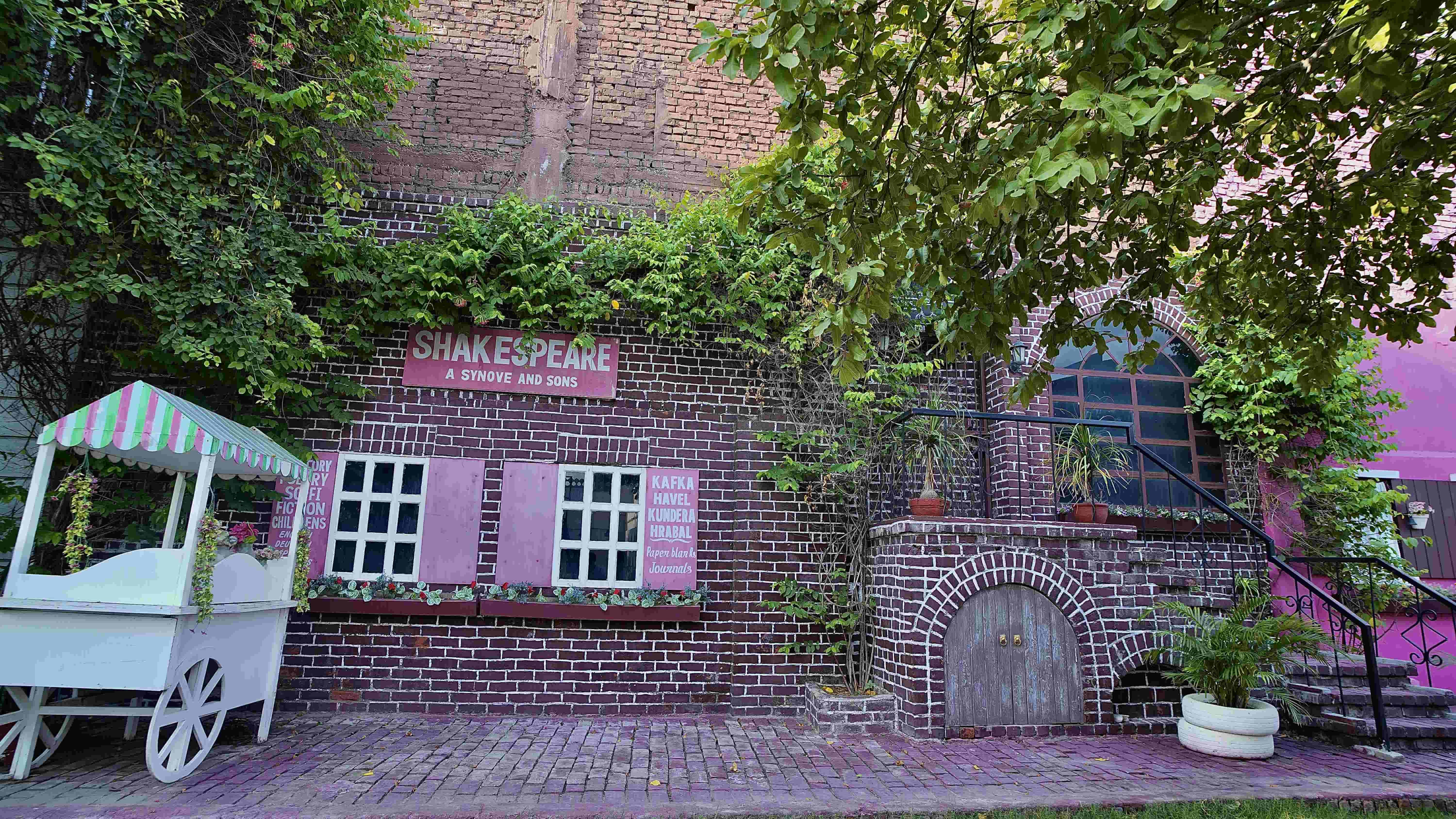 Shakespeare Wall – pre wedding location in delhi